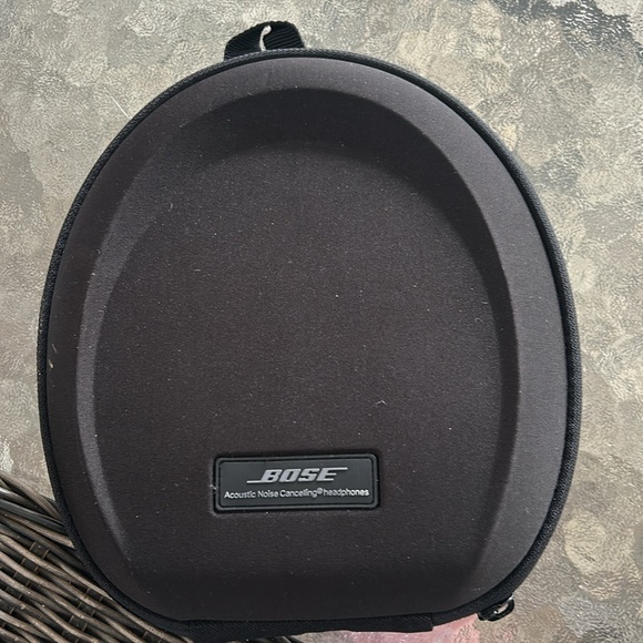 Bose Quiet Comfort 15 Noise Canceling Headphones. NWOT